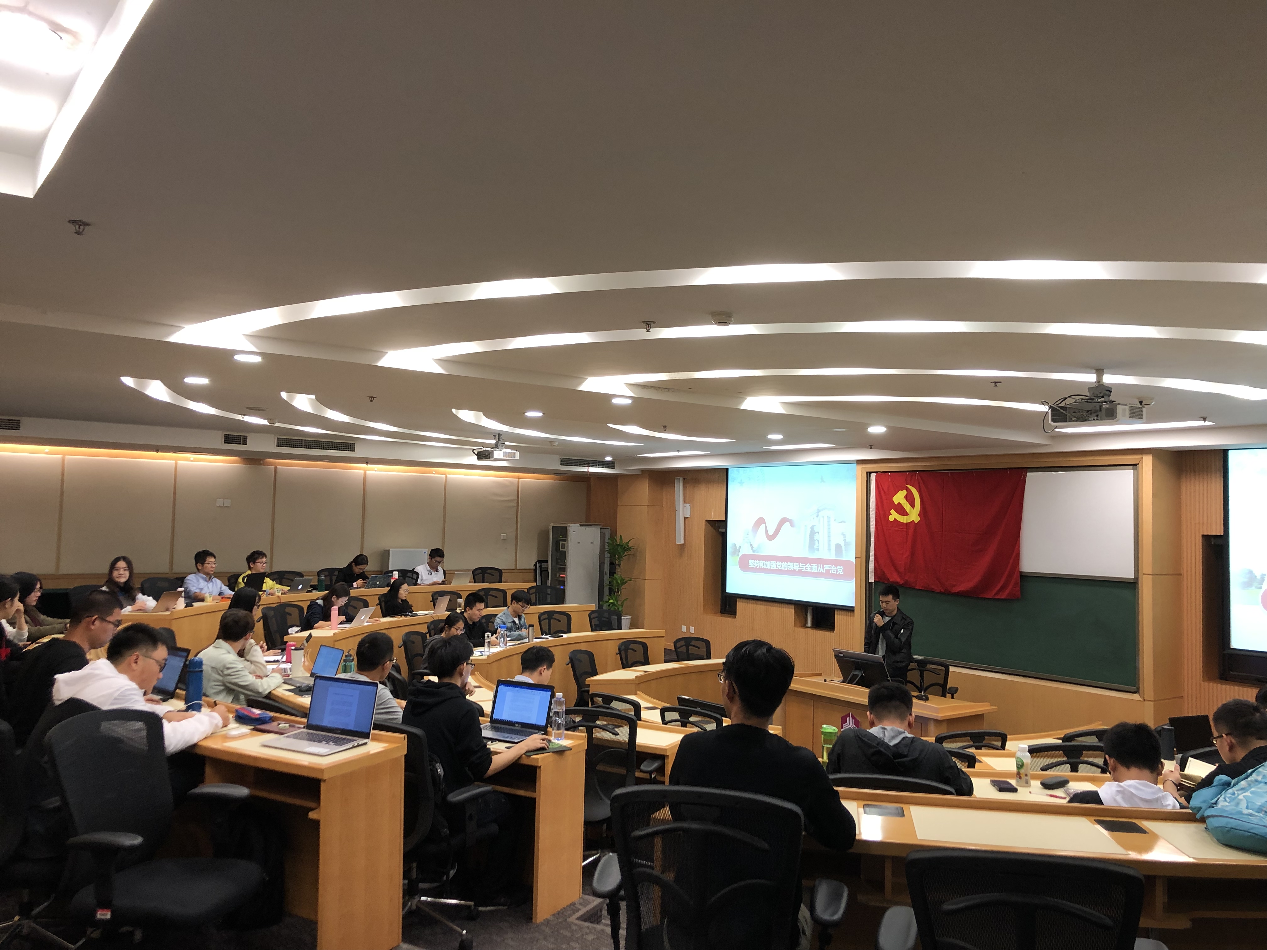 王琦煜讲师开始讲课.jpg 王琦煜讲师开始讲课.jpg