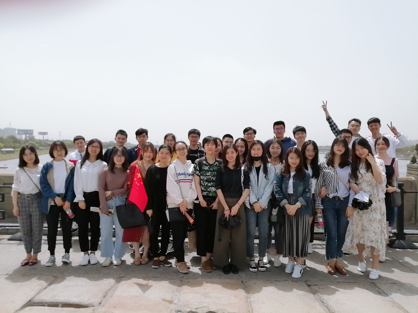 图为金硕182党支部与法大18级宪行二班党支部在卢沟桥上合影.jpeg 图为金硕182党支部与法大18级宪行二班党支部在卢沟桥上合影.jpeg