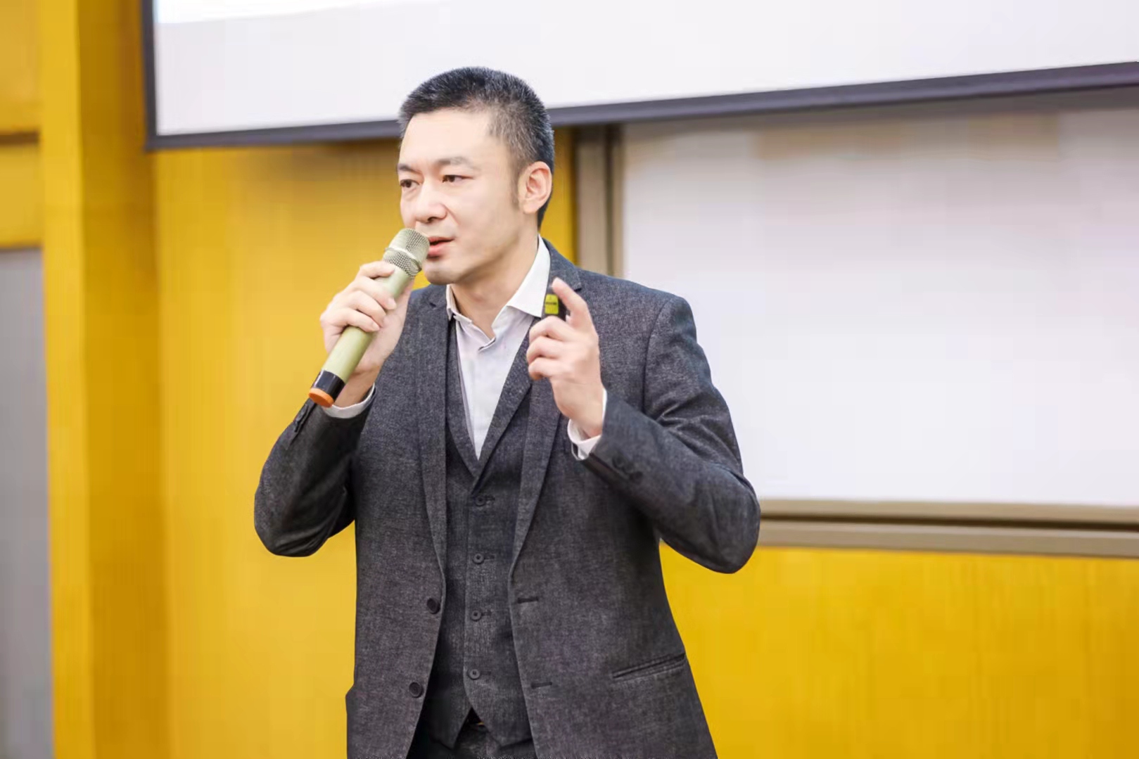 辛伟.jpeg 辛伟.jpeg