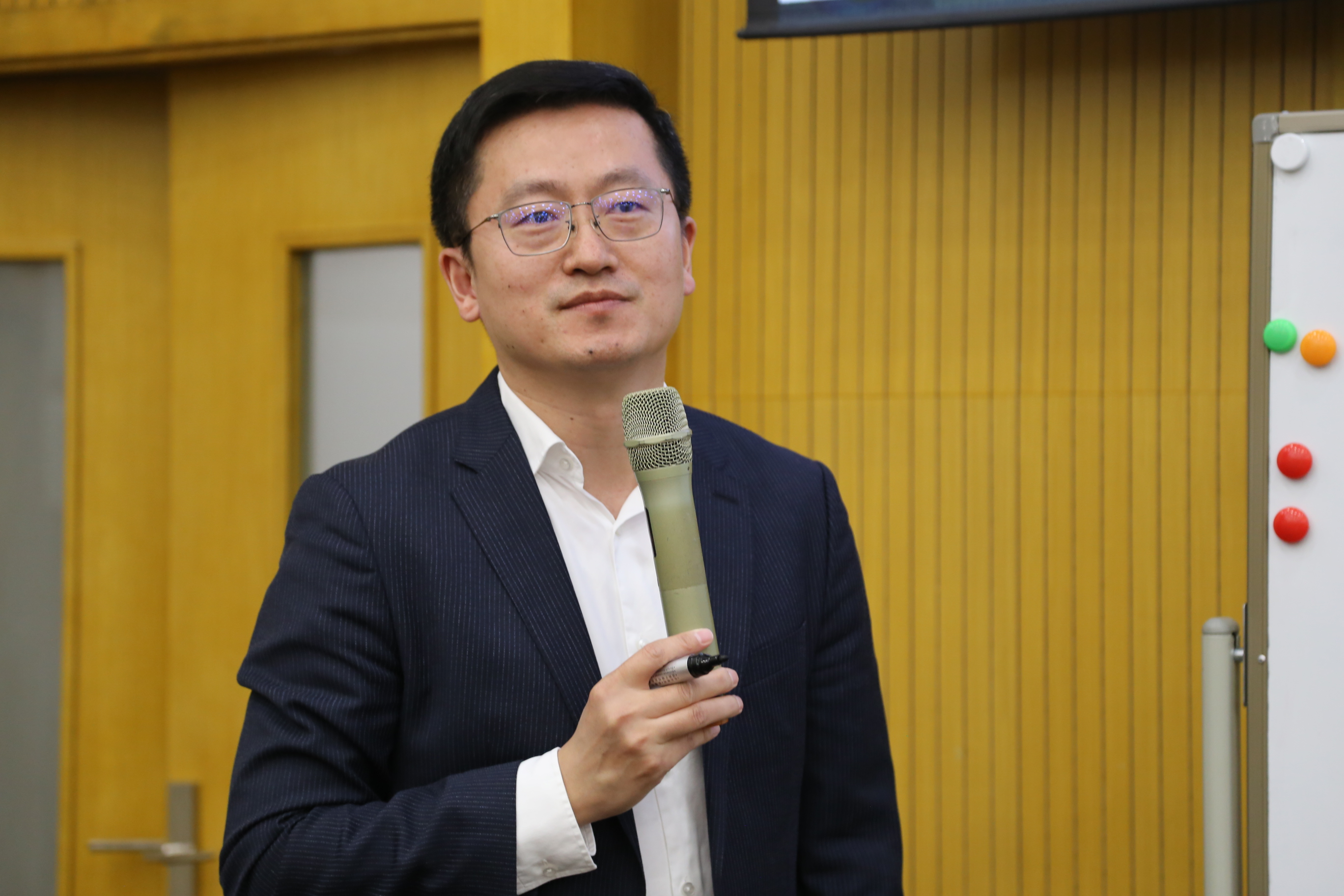 张明老师.JPG 张明老师.JPG