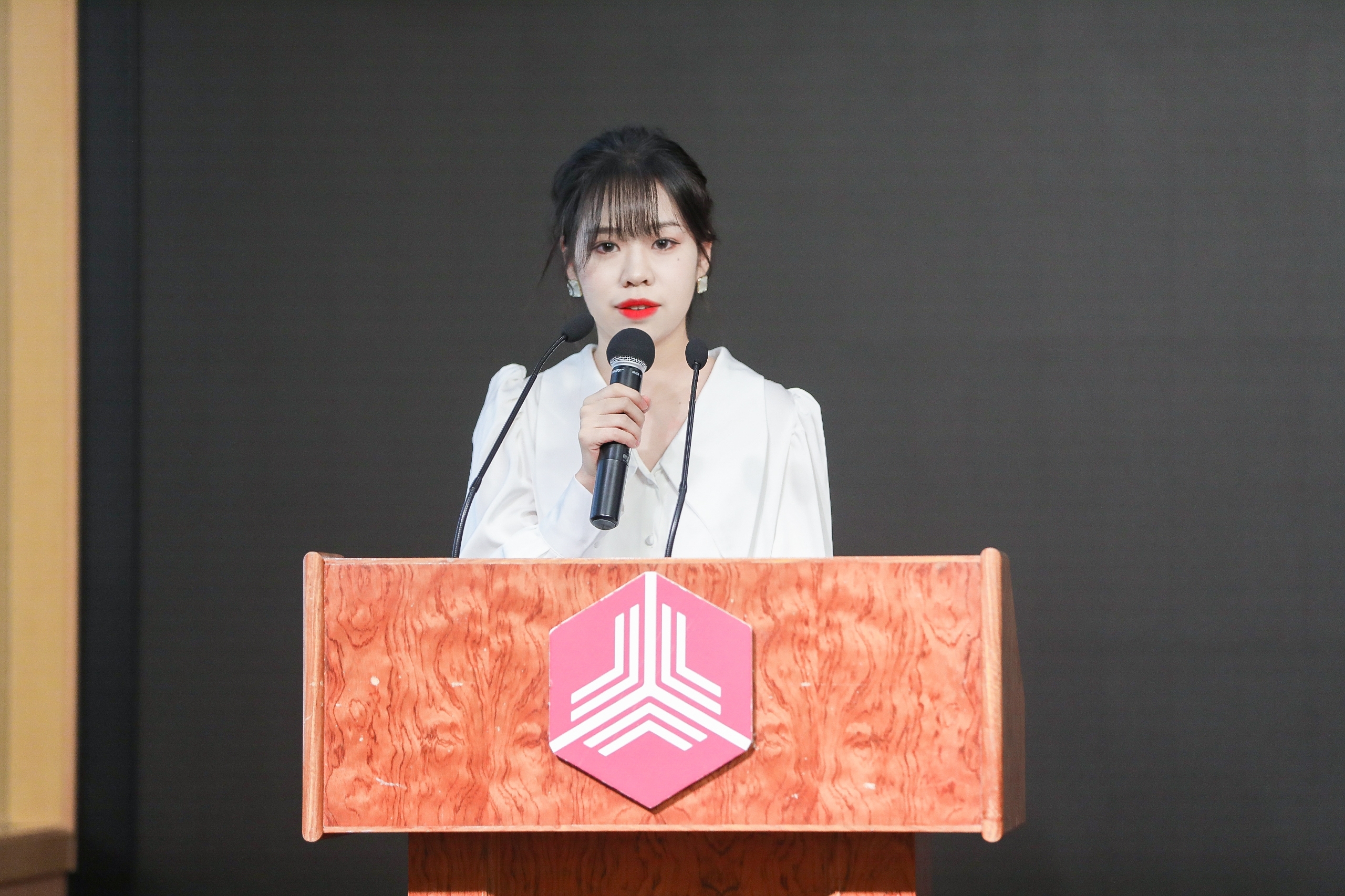 图为汪妤婕主持研究生代表大会.jpg 图为汪妤婕主持研究生代表大会.jpg