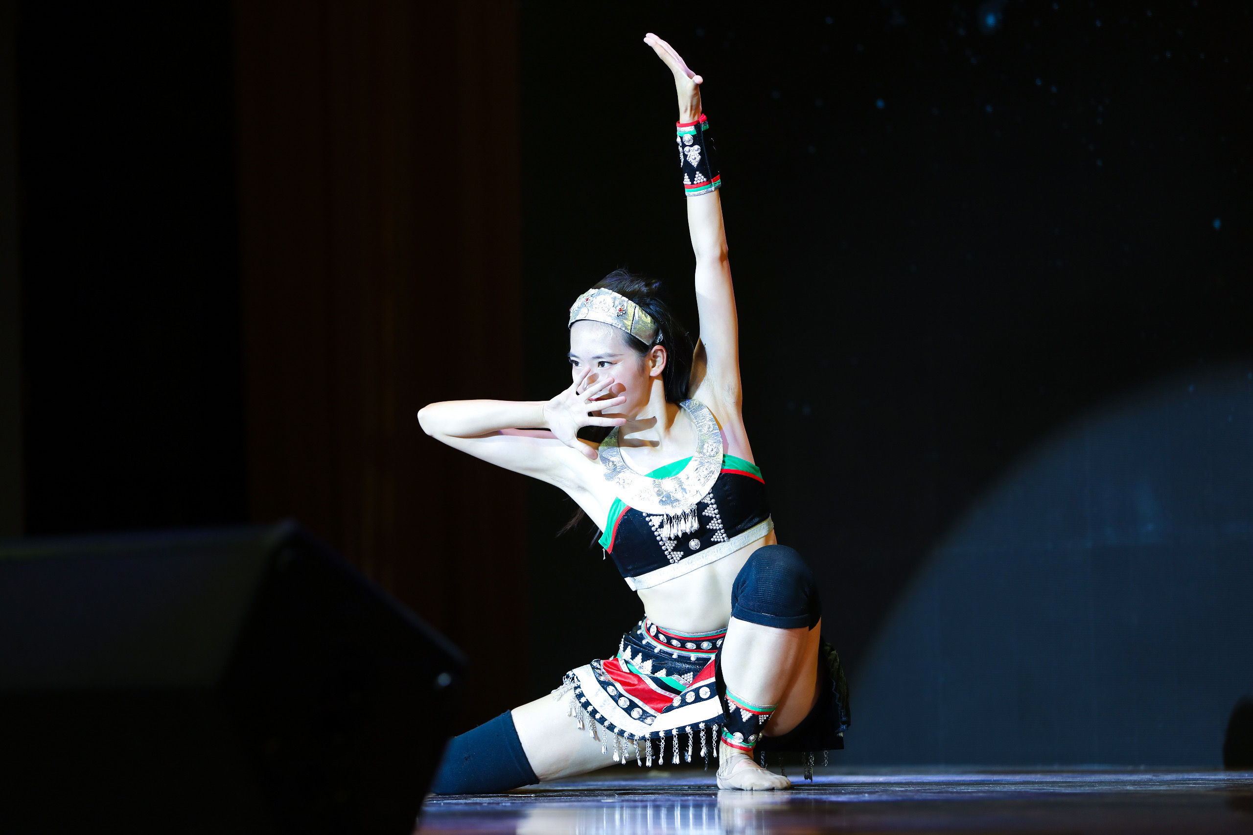 学生节表演独舞《司岗里的呼唤》.JPG 学生节表演独舞《司岗里的呼唤》.JPG