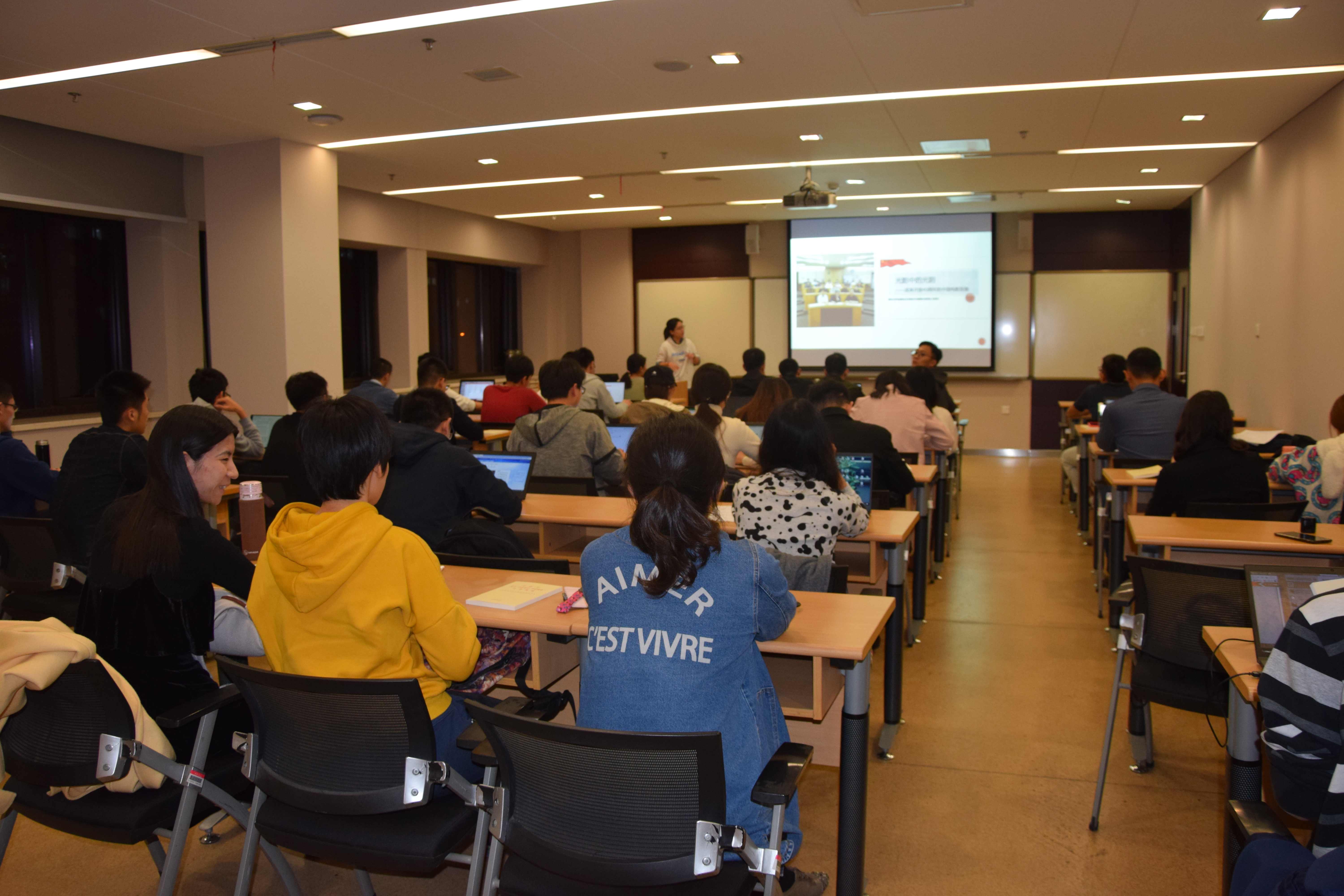 图为金硕182党支部党员和积极分子们聆听主题报告.jpg 图为金硕182党支部党员和积极分子们聆听主题报告.jpg